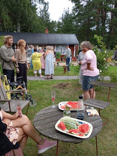 Sommar= kvällsöppet som firas med bubbel i trädgården! Sommaröppet = bubbel i trädgården med extra erbjudanden och årets Gudrun Sjödén loppis. Vi var runt 35 st som förgyllde kvällen ihop.