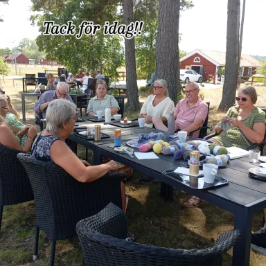 Sommarstickning 2026 Sommarstickning vid vårt cafe Magasinet i Vråka. Vi var många som sågs både kända och okända. SÅ ROLIGT!!