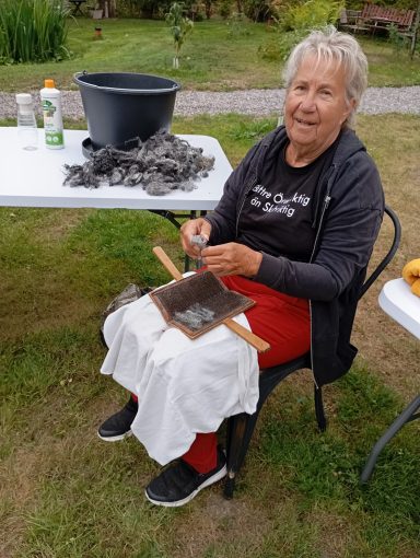 I två timmar kardade vi ull..